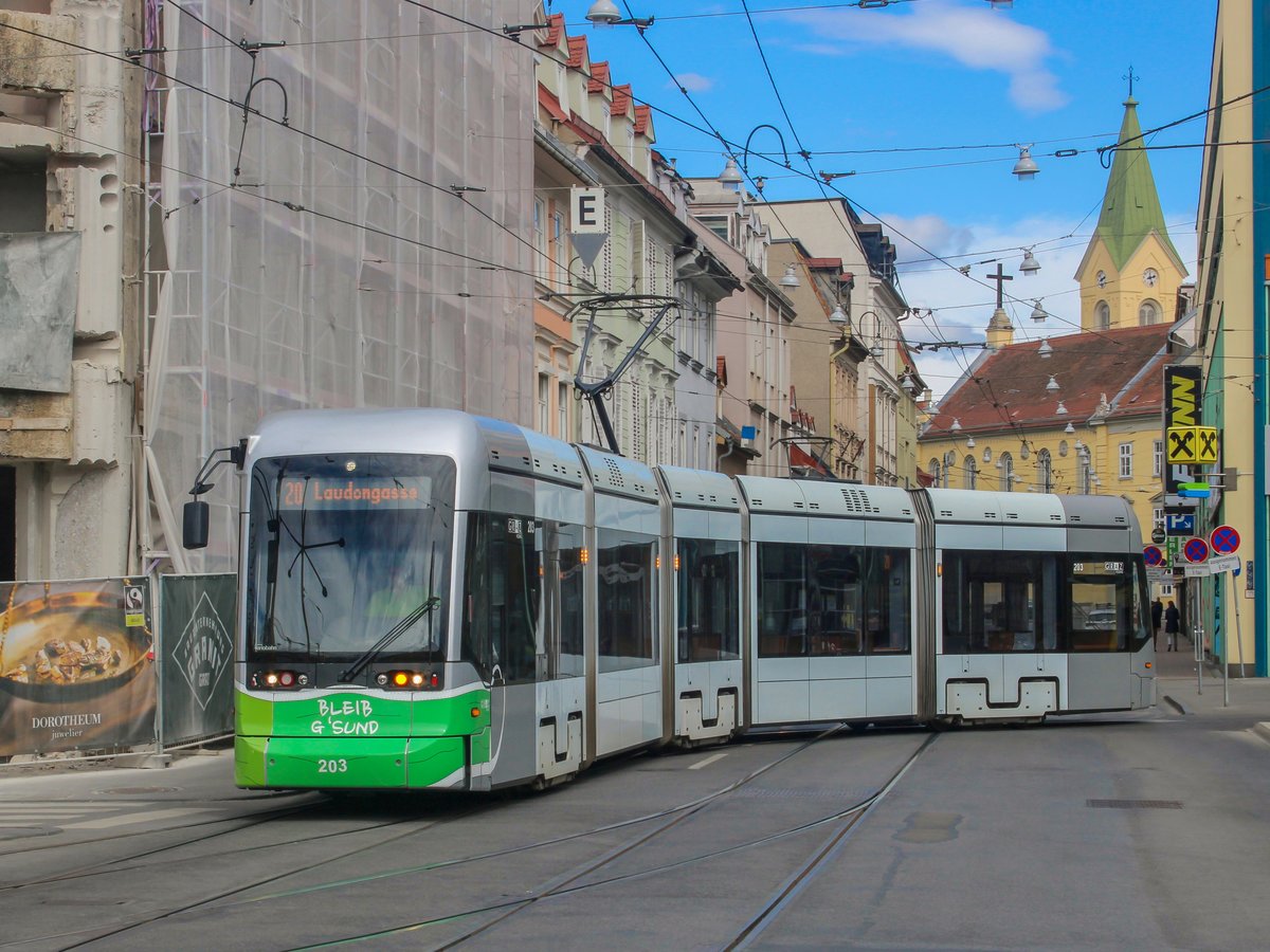 Graz. Variobahn 203 wendet hier als Sonntagskurs am 11.04.2021 als Linie 20 beim Steirerhof.
