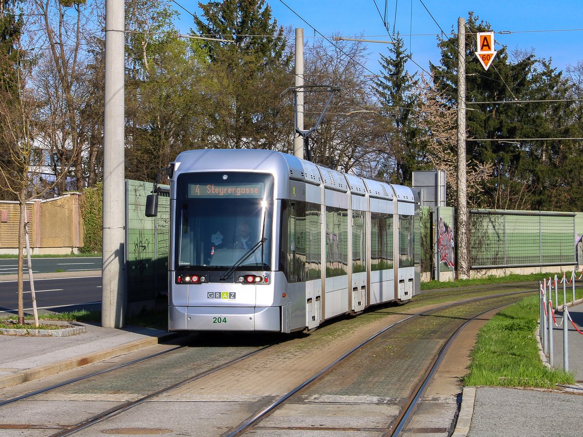Graz. Variobahn 204 der Graz Linien fährt am 09.04.2021 hier als Linie 4 in die Haltestelle Dr.-Lister-Gasse ein.