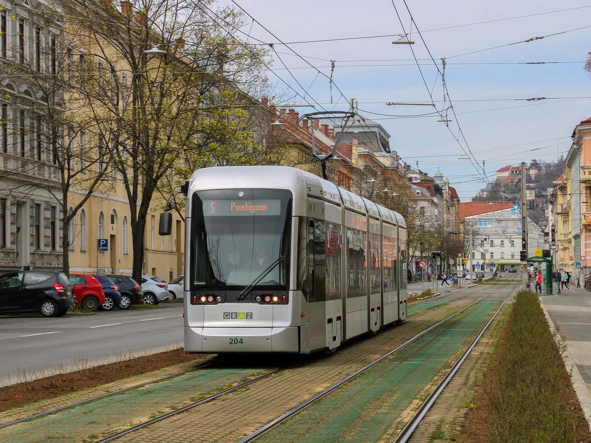 Graz. Variobahn 204 der Graz Linien ist einer der letzten Variobahnen mit dem alten Design für die Graz Linien. Am 10.04.2021 war die Garnitur als Linie 4 unterwegs, hier kurz vor der Haltestelle Jakominigürtel.