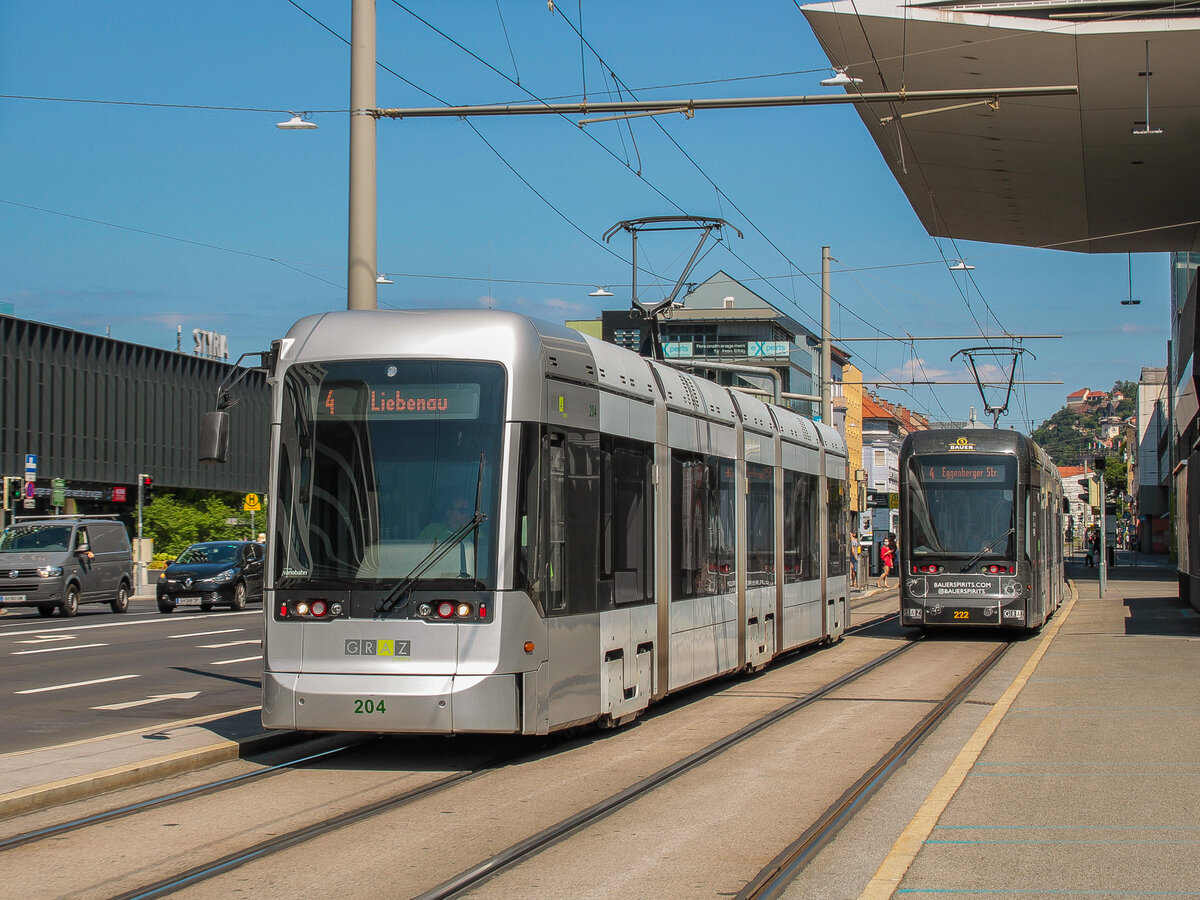 Graz. Variobahn 204 trifft hier am 10.07.2021 bei der Haltestelle Fröhlichgasse auf Variobahn 222.