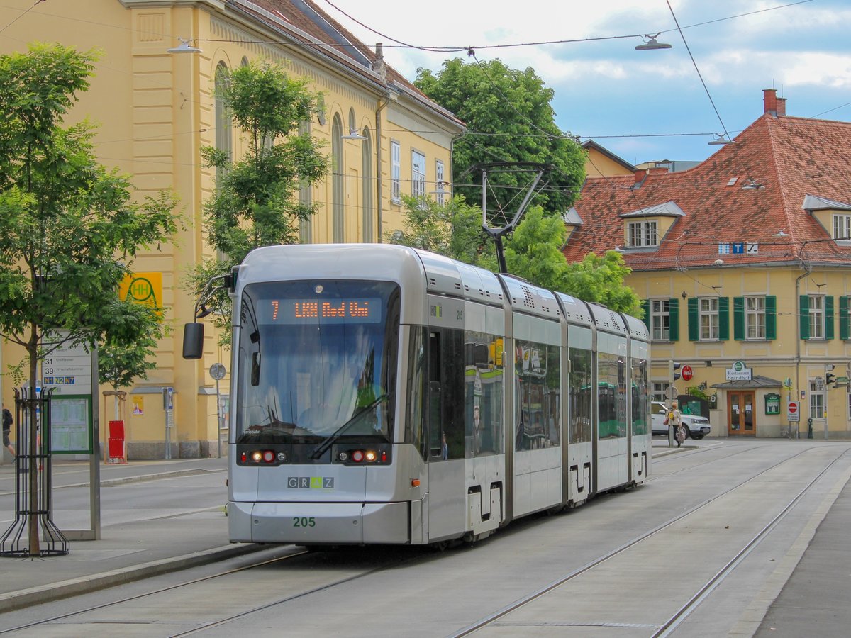 Graz. Variobahn 205 der Graz Linien war am 20.05.2020 auf der Line 7 anzutreffen, hier am Kaiser-Josef-Platz in Fahrtrichtung LKH MED UNI. 