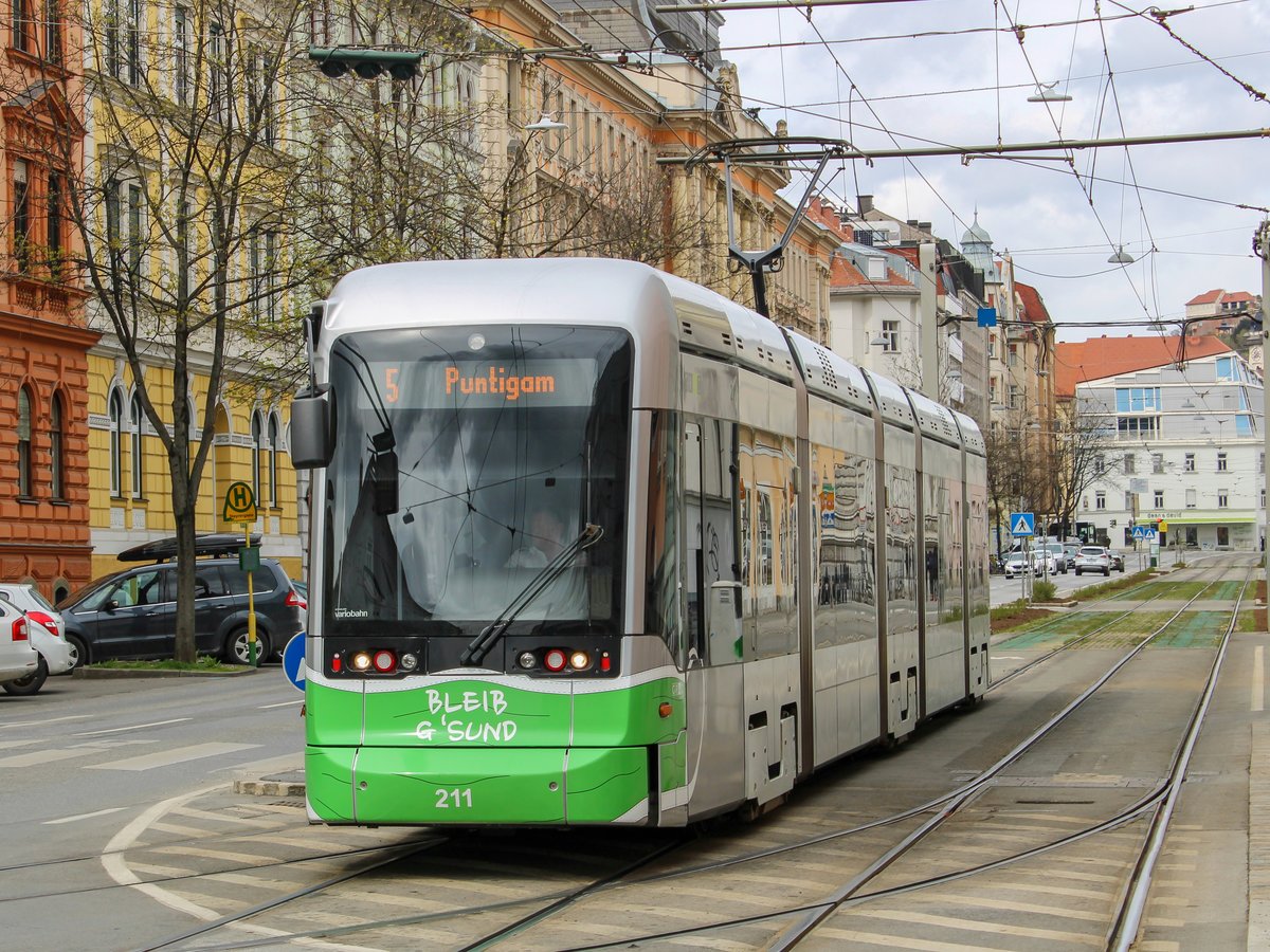 Graz. Variobahn 211 konnte ich am 06.04.2021 als Linie 5 bei der Steyrergasse ablichten.