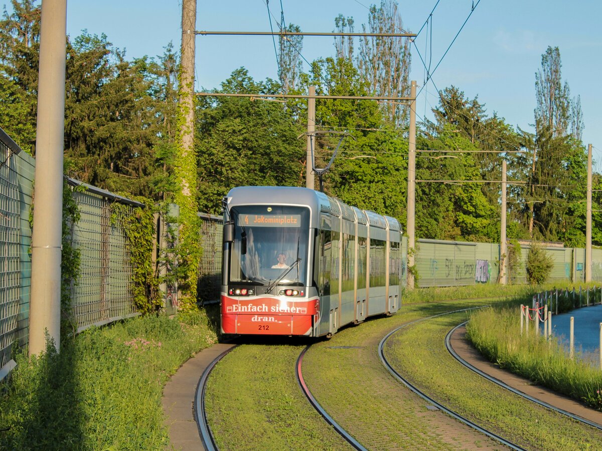 Graz. Variobahn 212 der Graz Linien erreicht hier am 15.05.2021 als Linie 4 die Haltestelle Dr.-Lister-Gasse.