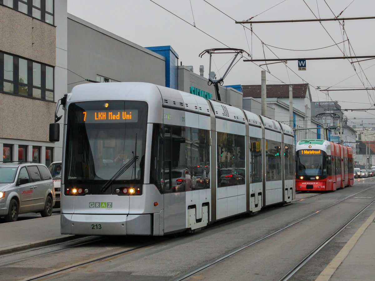 Graz. Variobahn 213 und Cityrunner 668 konnte ich am 13.11.2020 in der Waagner-Biro-Straße ablichten.