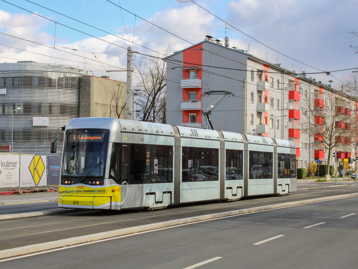 Graz. Variobahn 213 fährt am 22.03.2021 als Linie 4 von Liebenau/Murpark nach Laudongasse als Linie 4, hier kurz nach Verlassen der Haltestelle Ostbahnhof.