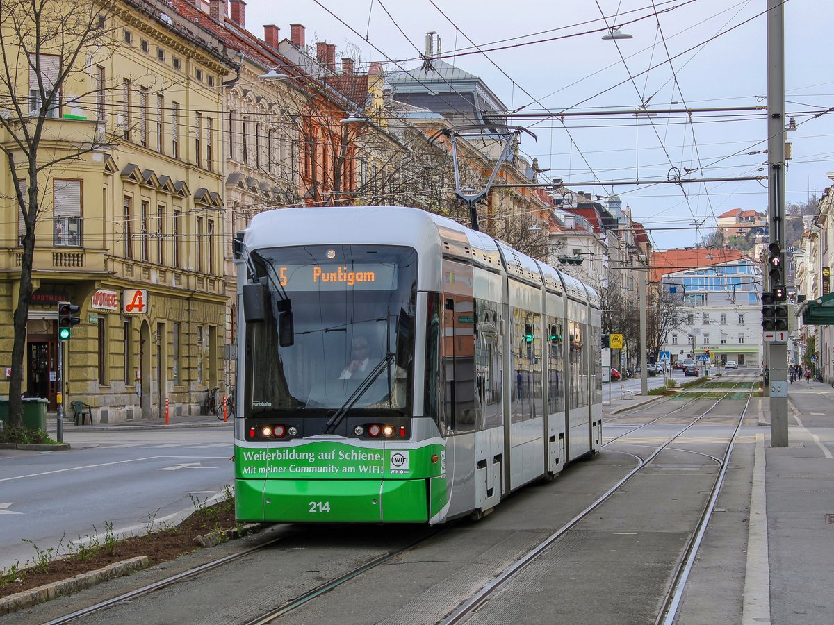 Graz. Variobahn 214 fuhr am 05.04.2021 auf der Linie 5, hier beim verlassen der Haltestelle Steyrergasse.