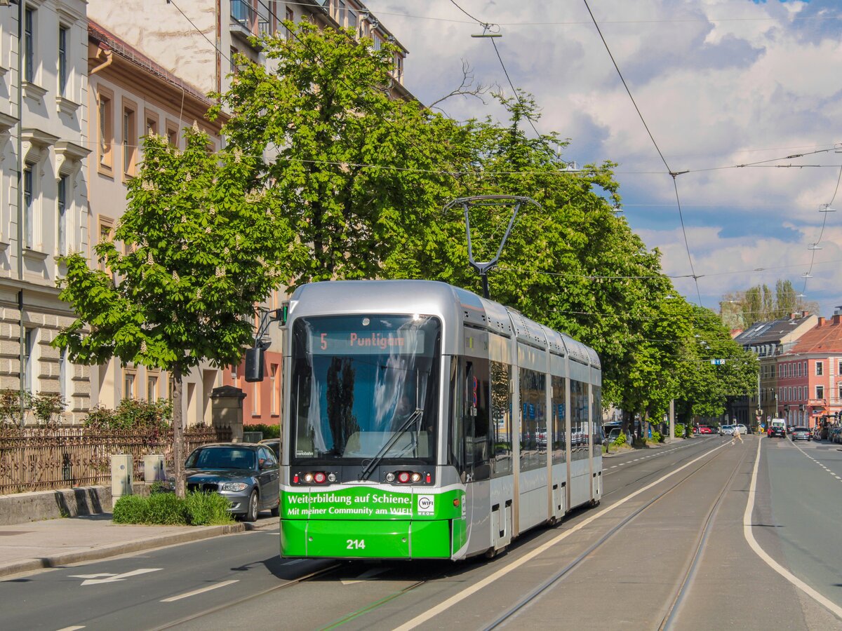 Graz. Variobahn 214 ist hier am 03.05.2021 als Linie 5 am Schönaugürtel zu sehen.