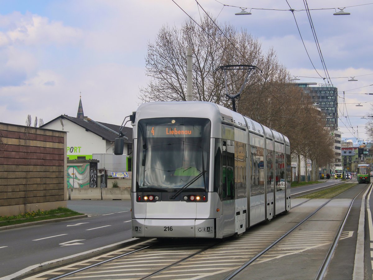 Graz. Variobahn 216 der Graz Linien war am 15.04.2021 auf der Linie 4 unterwegs, hier kurz vor der Jauerburggasse.