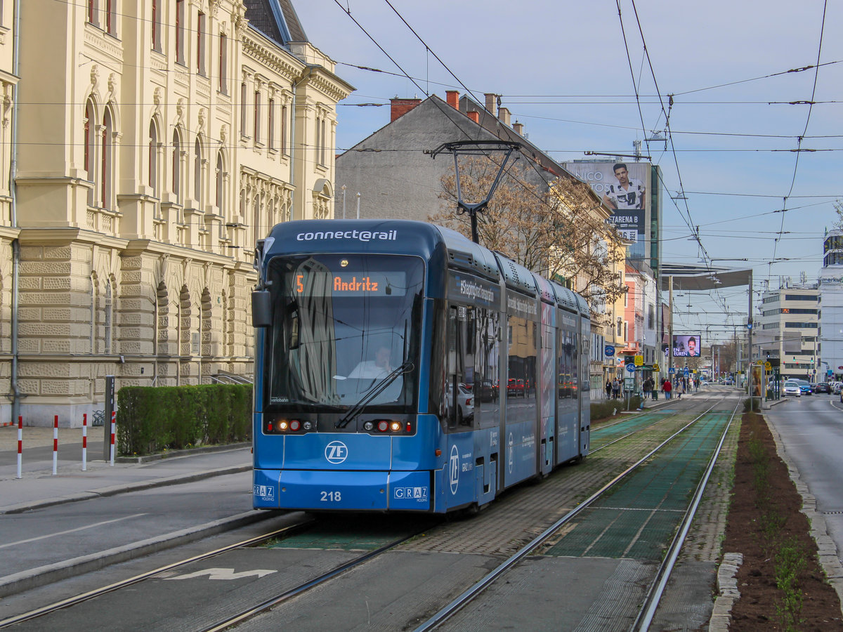 Graz. Variobahn 218 fuhr am 05.04.2021 auf der Linie 5, hier beim erreichen der Haltestelle Steyrergasse.