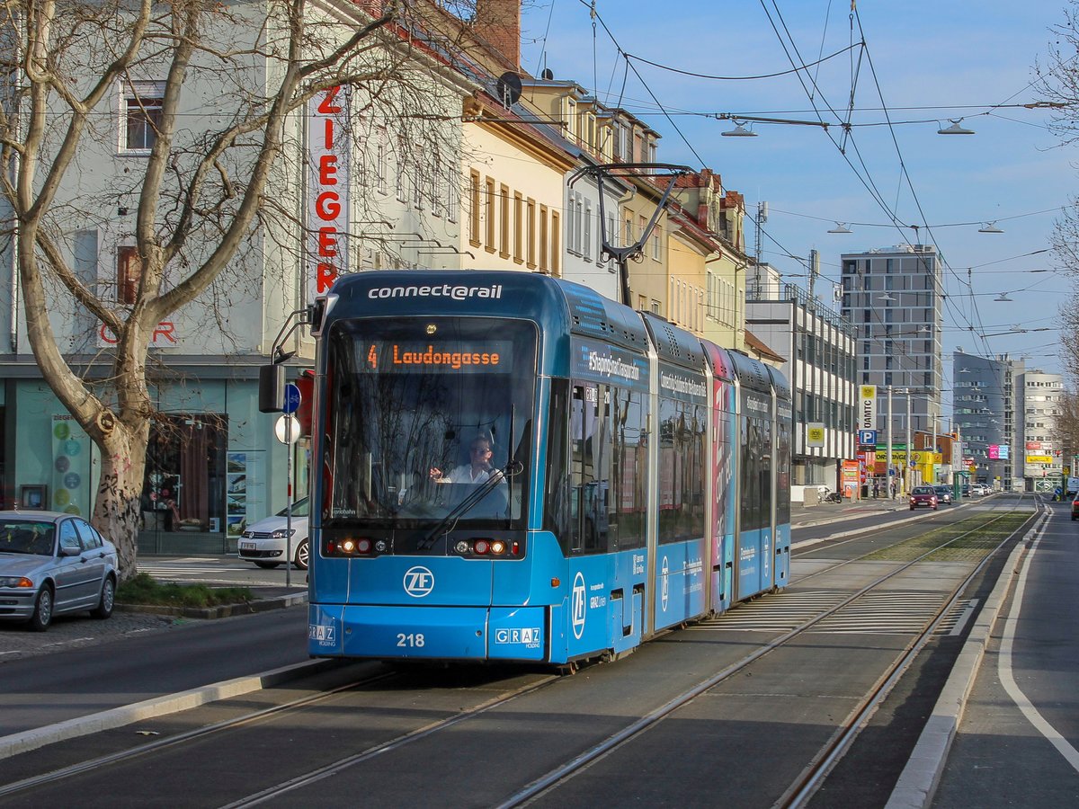 Graz. Variobahn 218 der Graz Linien war am 01.04.2021 auf der Linie 4 unterwegs, die Garnitur konnte ich beim Erreichen der Haltestelle  Ostbahnhof  ablichten.