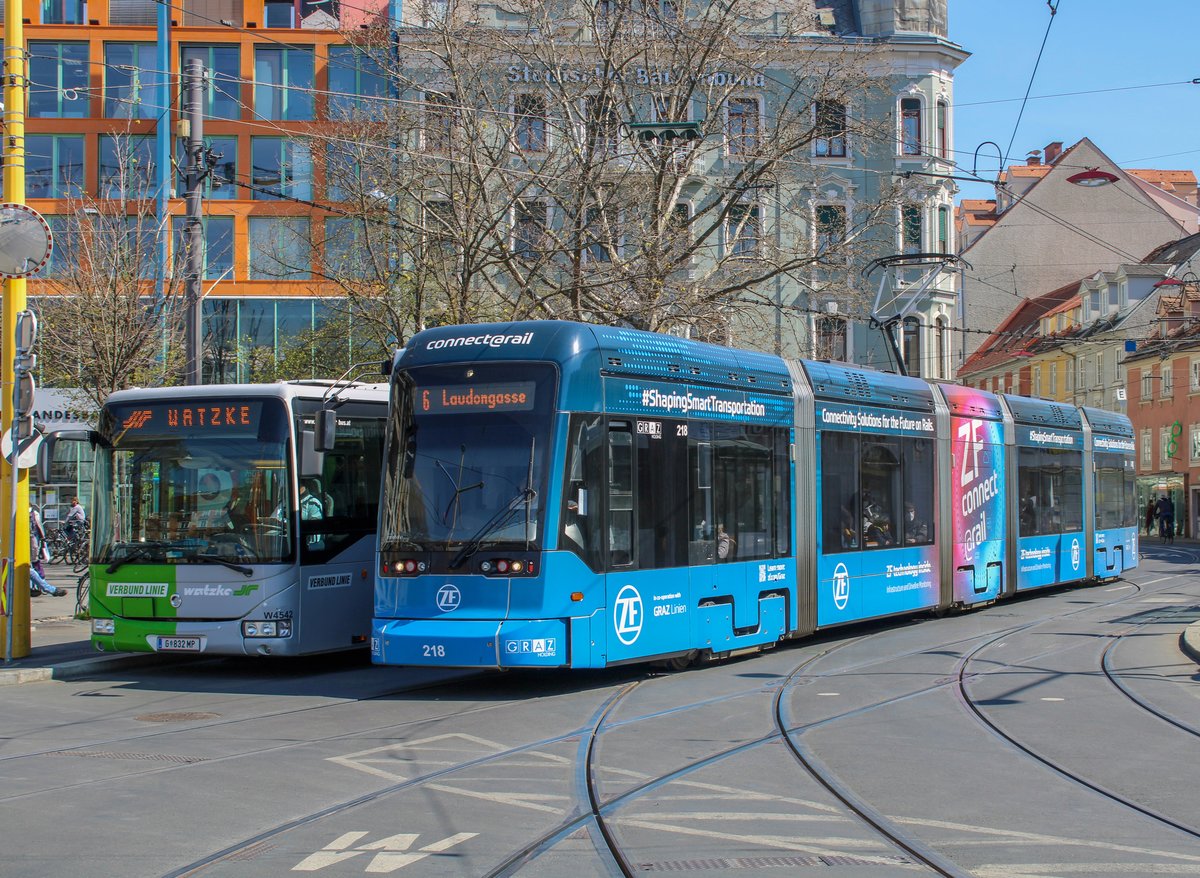 Graz. Variobahn 218 der Graz Linien fährt am 09.04.2021 als Linie 6 in Fahrtrichtung Laudongasse am Jakominiplatz ein.