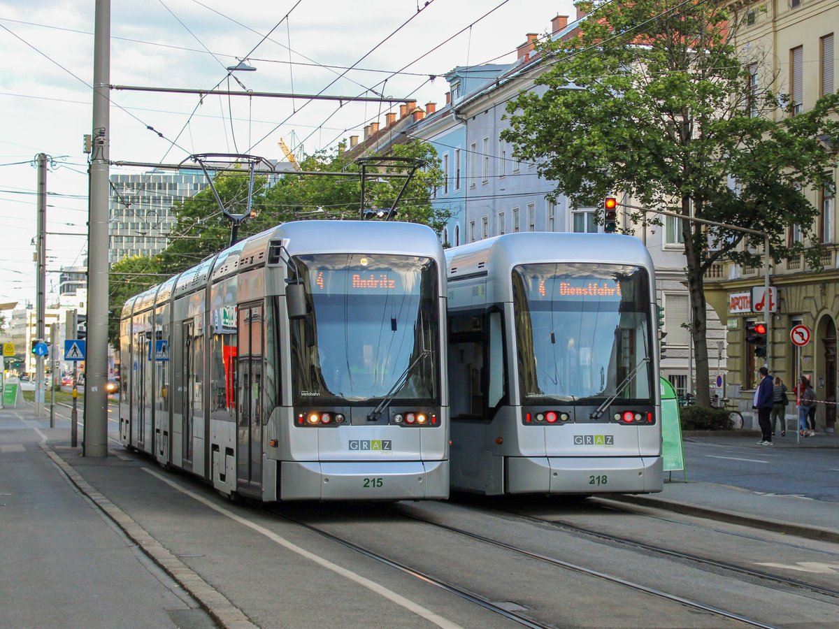 Graz. Variobahn 218 (rechts) kam hier am 27.05.2020 das allerletzte mal als 4er aus Andritz und zieht in die Remise Steyrergasse ein. Variobahn 215 (links) hat die Ehre, noch ein letztes Mal die gewohnte Strecke Liebenau-Andritz, wie wir sie seit 1911 kennen, zu befahren. Die beiden Fahrzeuge konnte ich bei der Steyrergasse fotografieren. 