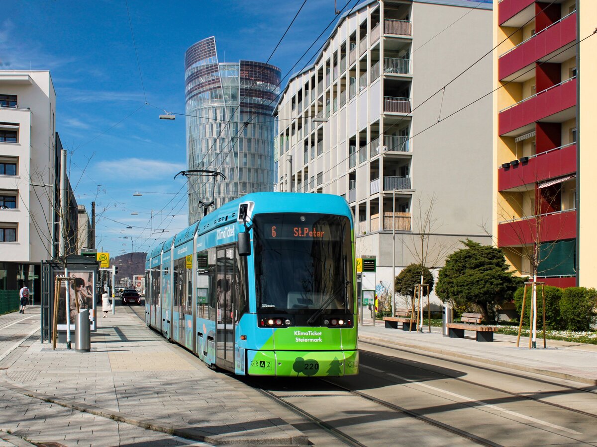 Graz. Variobahn 220 der Graz Linien mit Werbung für das KlimaTicket Steiermark, ist hier am 04.04.2023 als Linie 6 bei der Starhemberggasse zu sehen.