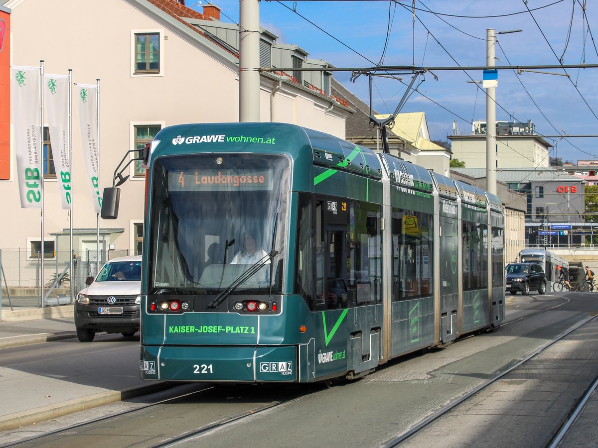 Graz. Variobahn 221  Grawe wohnen  war am 10.10.2020 auf der Linie 4, hier bei der Waagner-Biro-Straße.