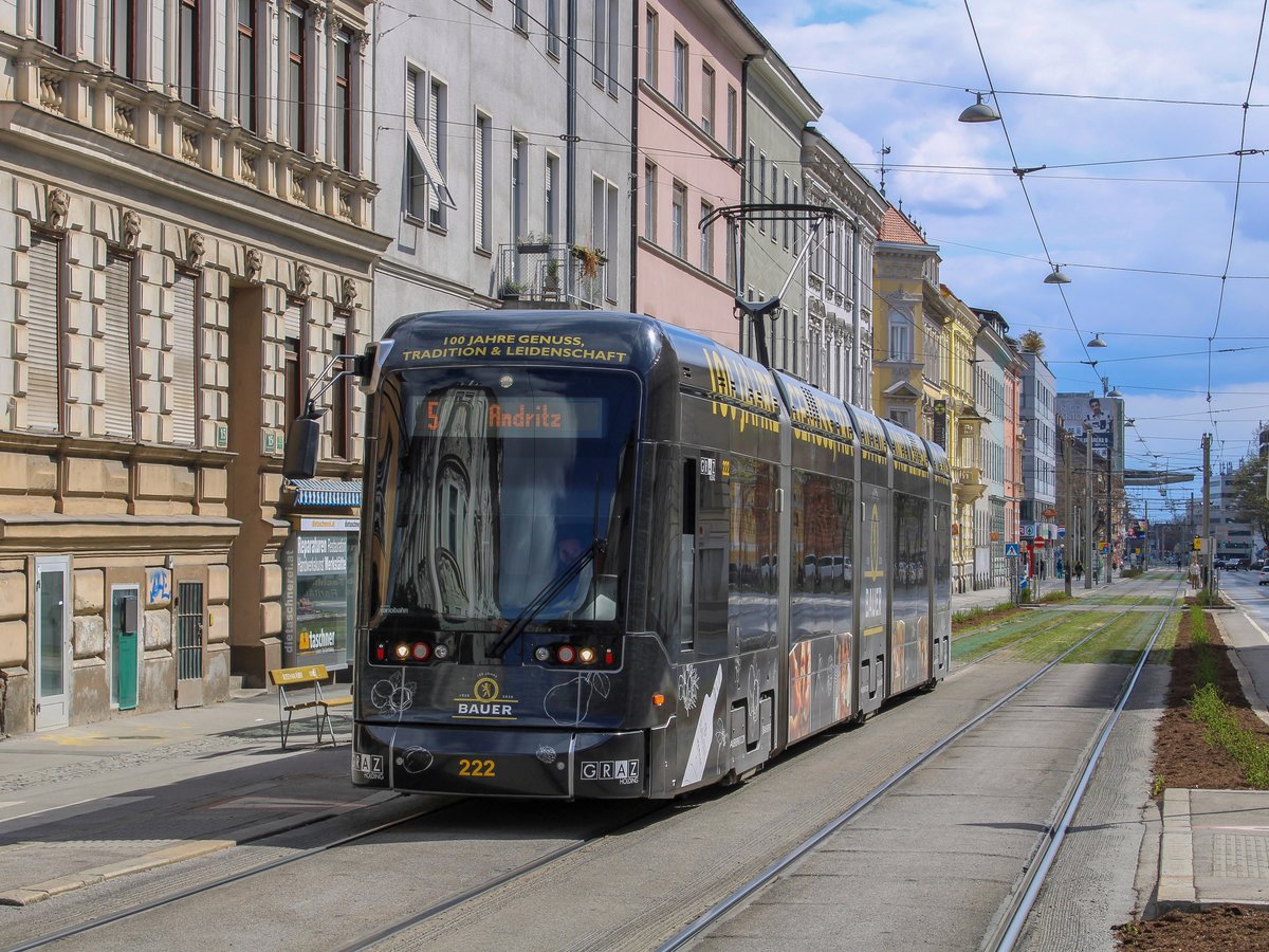 Graz. Variobahn 222 der Graz Linien konnte ich am 04.04.2021 auf der Linie 5 ablichten, hier beim Grazer Finanzamt.