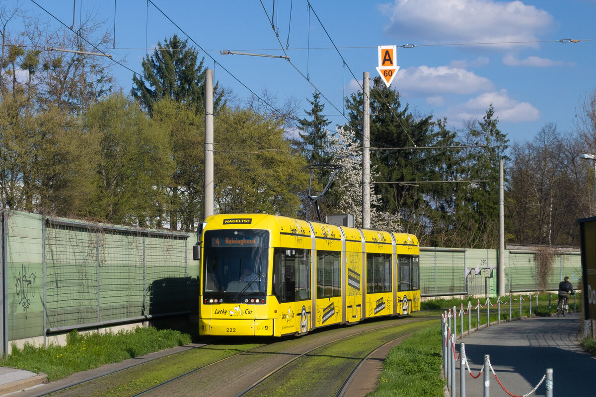 Graz. Variobahn 222 ist hier am 04.04.2025 beim erreichen der Haltestelle Dr.-Lister-Gasse zu sehen.