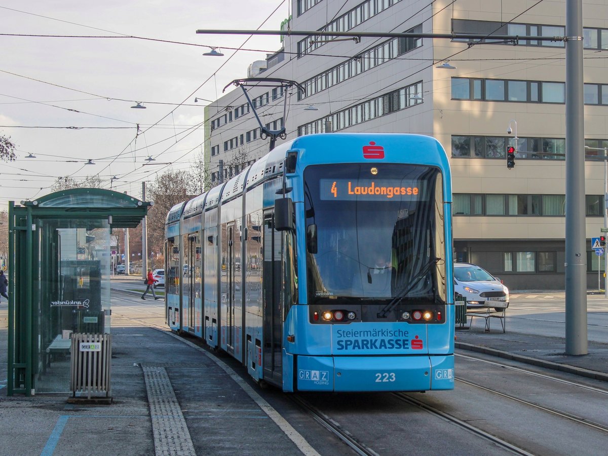 Graz. Variobahn 223 mit Werbung für die Sparkasse konnte ich am 08.01.2021 bei der Messe fotografieren.
