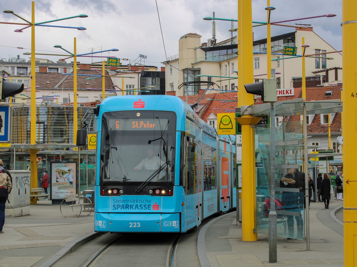 Graz. Variobahn 223 wartet hier am 06.04.2021 am Jakominiplatz auf die Abfahrt als Linie 6 nach St. Peter.