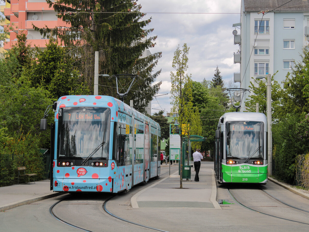 Graz. Variobahn 225 und 210 stehen hier am 03.05.2021 in der Schleife Laudongasse.