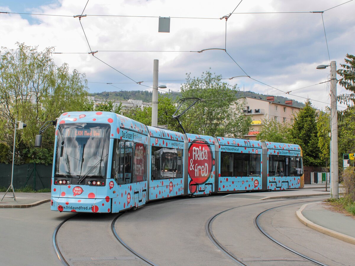 Graz. Variobahn 225 biegt hier am 03.05.2021 als Linie 7 in die Daungasse ein.