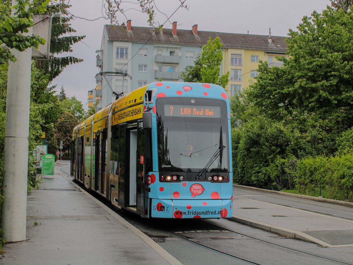Graz. Variobahn 225 der Graz Linien steht hier am 17.05.2021 in der Haltestelle Laudongasse.