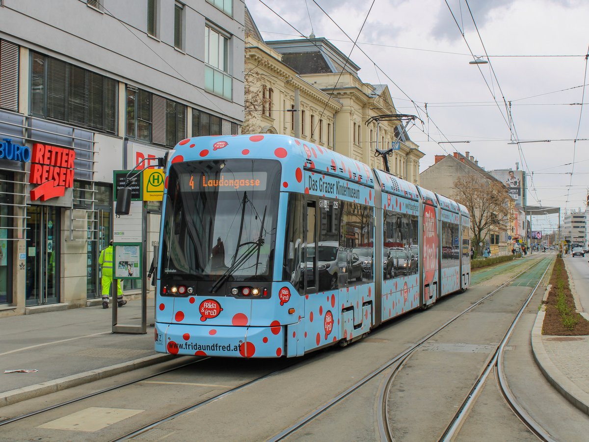Graz. Variobahn 225 konnte ich am 06.04.2021 als Linie 4 bei der Steyrergasse ablichten.