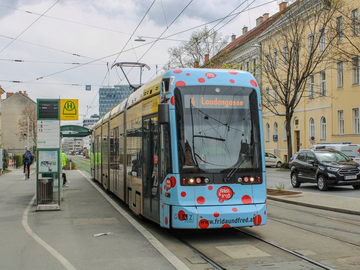 Graz. Variobahn 225 konnte ich am 06.04.2021 als Linie 4 bei der Steyrergasse ablichten.