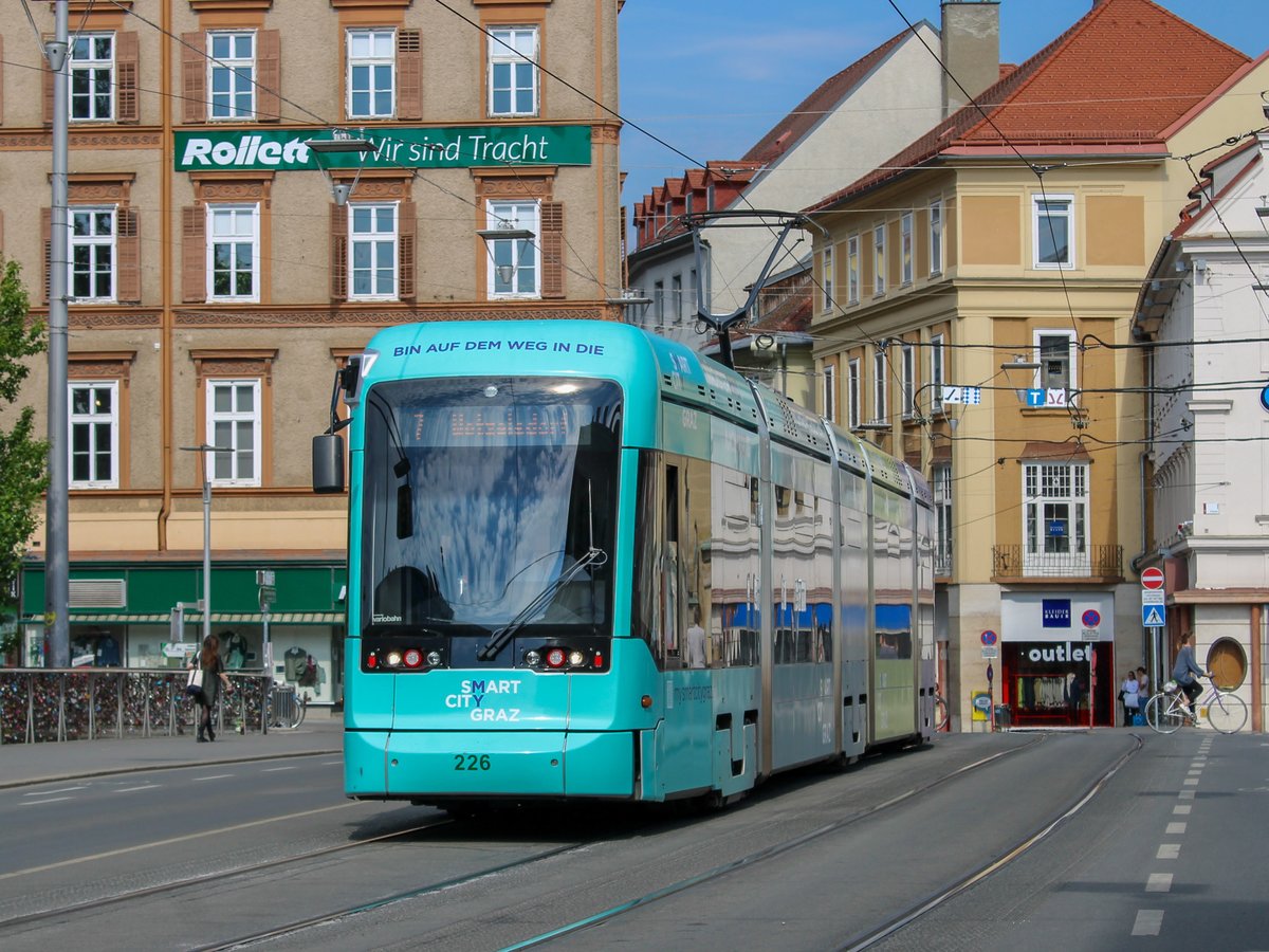 Graz. Variobahn 226 fuhr am 23.04.2020 auf der Linie 7, hier auf der Hauptbrücke auf dem Weg nach Wetzelsdorf. 
