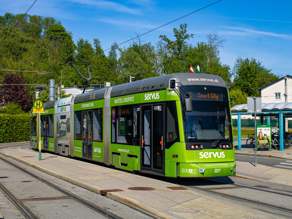 Graz. Variobahn 227 der Graz Linien, ist hier am 29.04.2024 als Linie 6 in der Schleife St. Peter zu sehen.