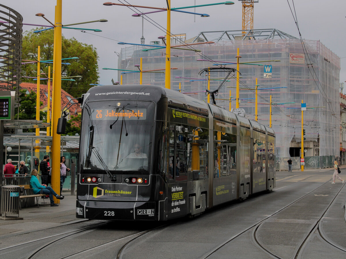 Graz. Variobahn 228 der Graz Linien steht hier am 16.05.2021 als Linie 26 am Jakominiplatz.
