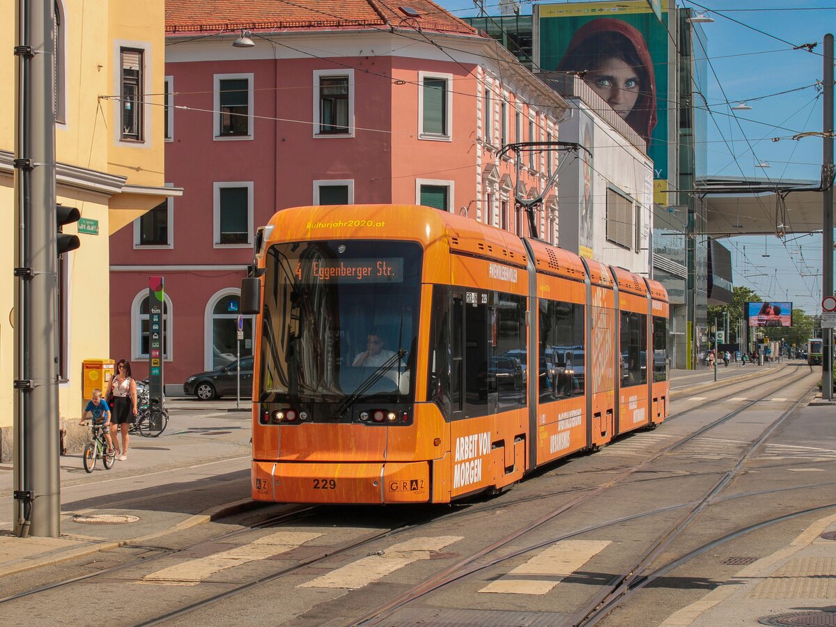 Graz. Variobahn 229 erreicht hier am 28.06.2021 als Linie 4 die Haltestelle Jakominigürtel.
