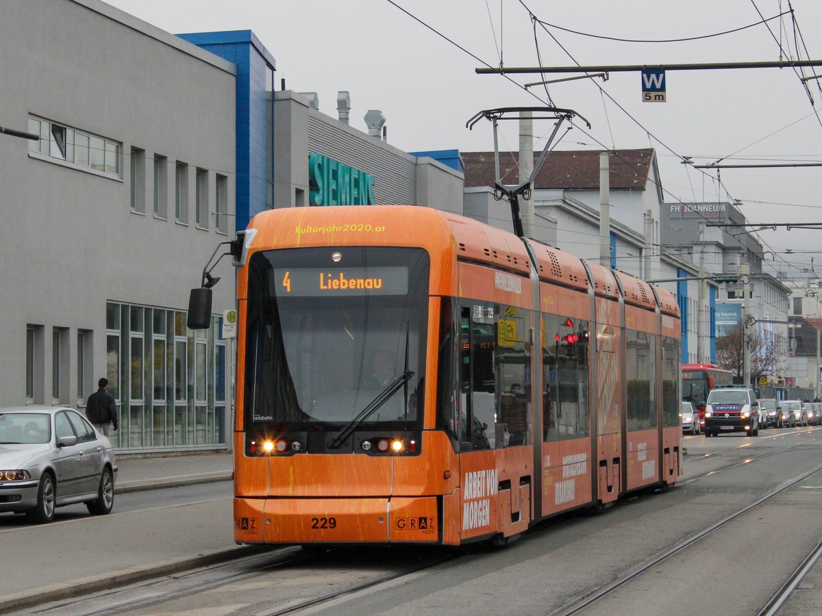 Graz. Variobahn 229 war am 13.11.2020 auf der Linie 4, hier in der Waagner-Biro-Straße.