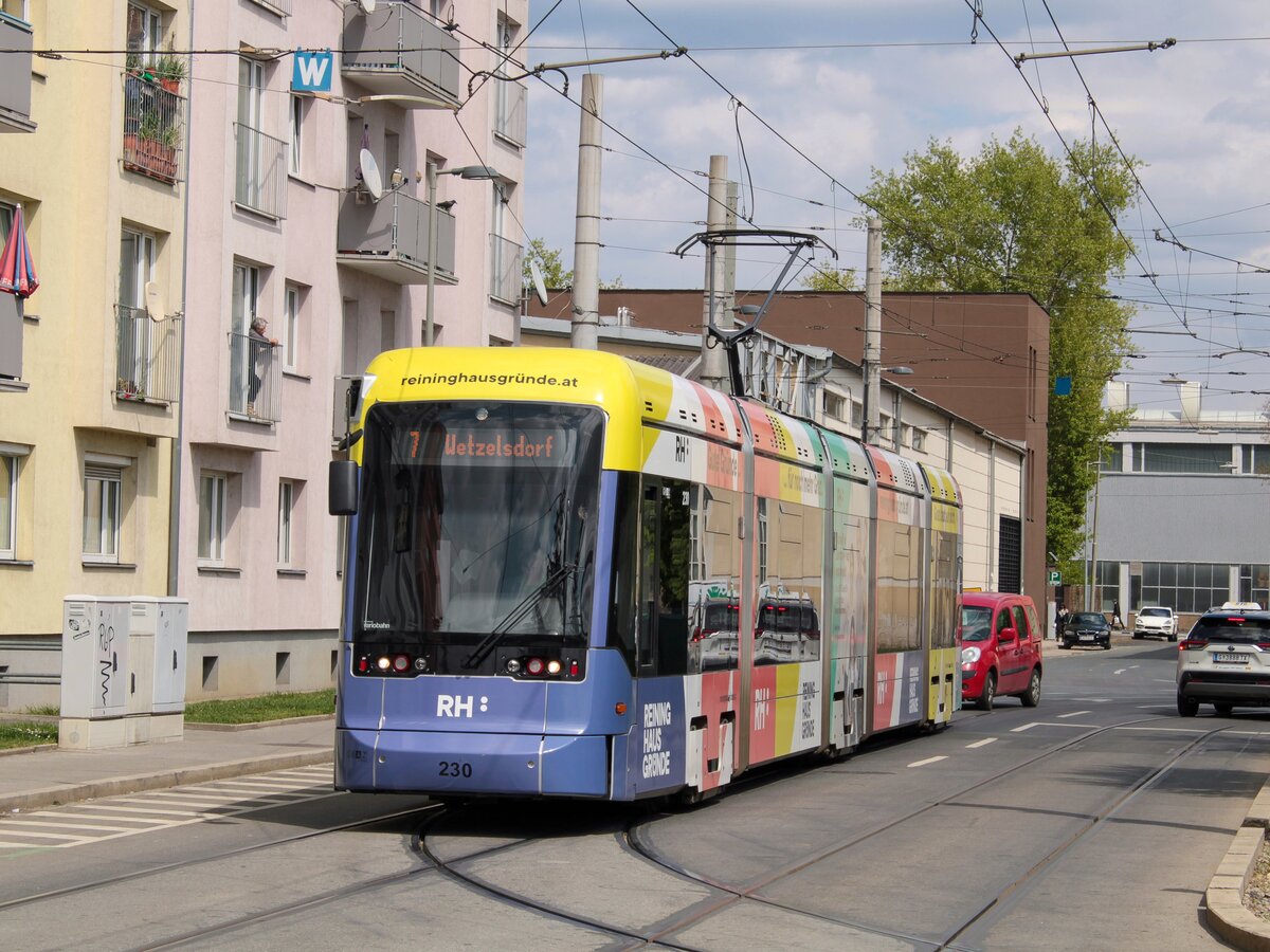 Graz. Variobahn 230 ist hier am 03.05.2021 in der Daungasse zu sehen.