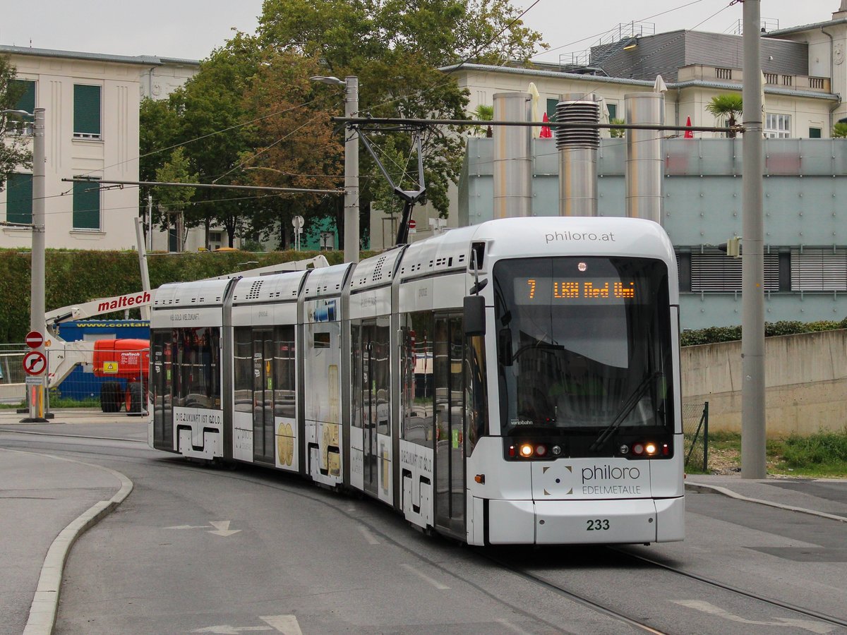 Graz. Variobahn 230  Philoro Edelmetalle  war am 29.08.2020 auf der Linie 7, hier kurz vor der LKH MED UNI.