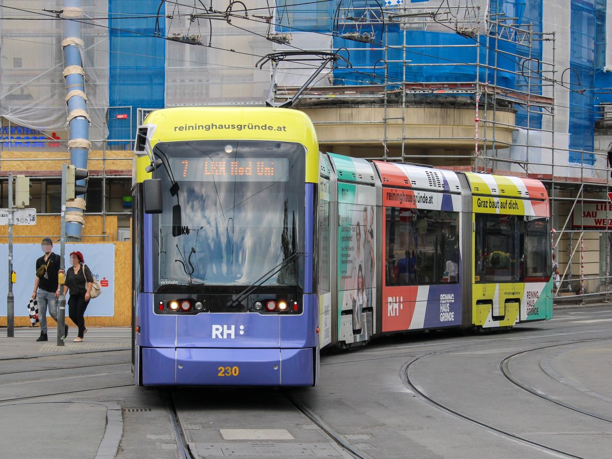 Graz. Variobahn 230  Reininghaus  war am 29.08.2020 auf der Linie 7, hier kurz vor dem Jakominiplatz.