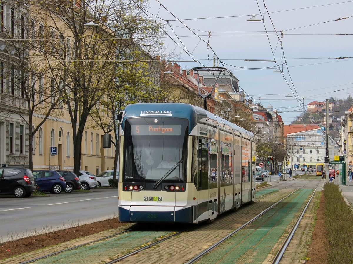 Graz. Variobahn 232 der Graz Linien war am 10.04.2021 auf der Linie 5 unterwegs, hier kurz vor der Haltestelle Jakominigürtel/TIM.