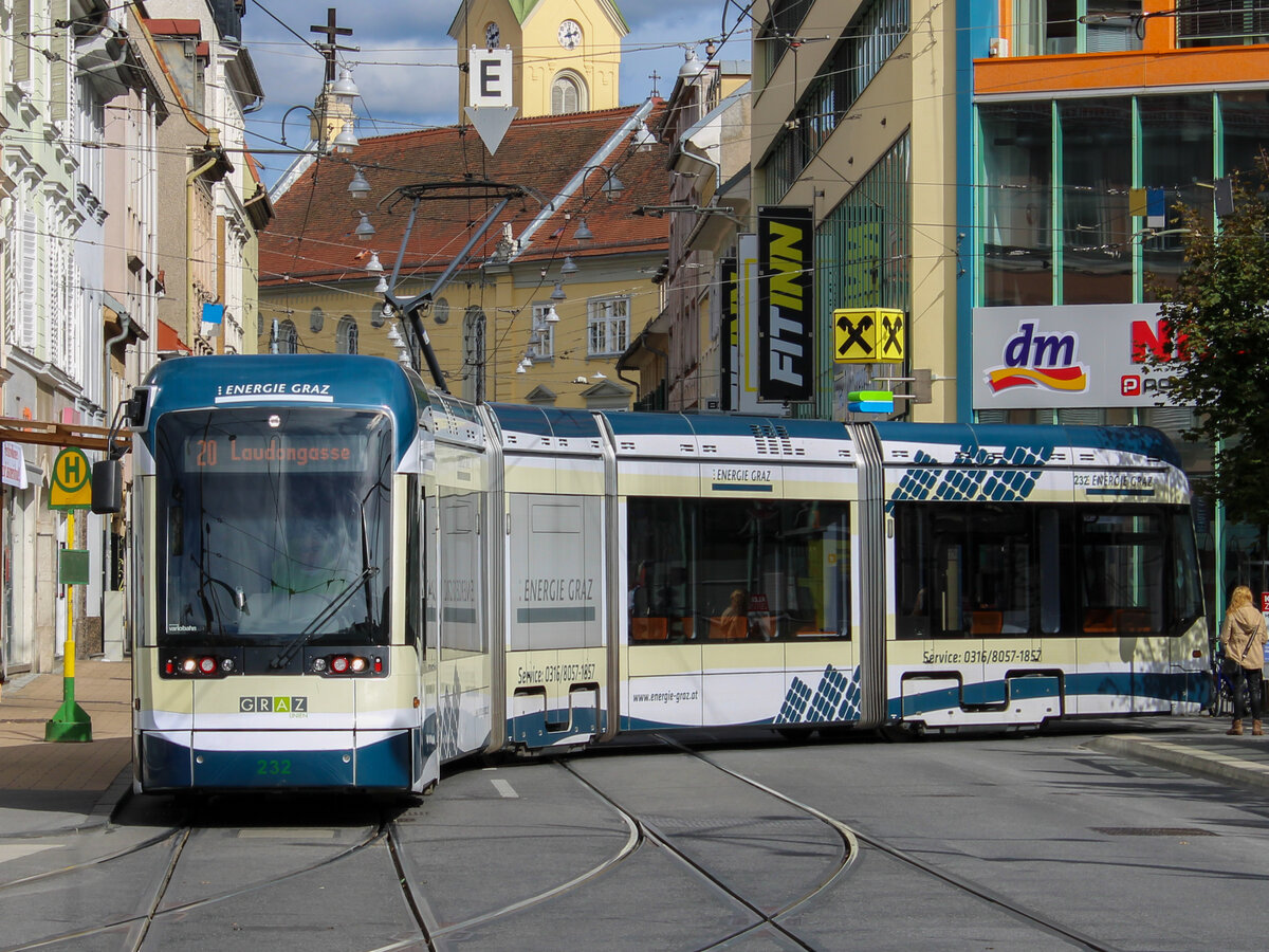 Graz. Variobahn 232 wendet hier am 27.09.2020 in der Steirerhofschleife.