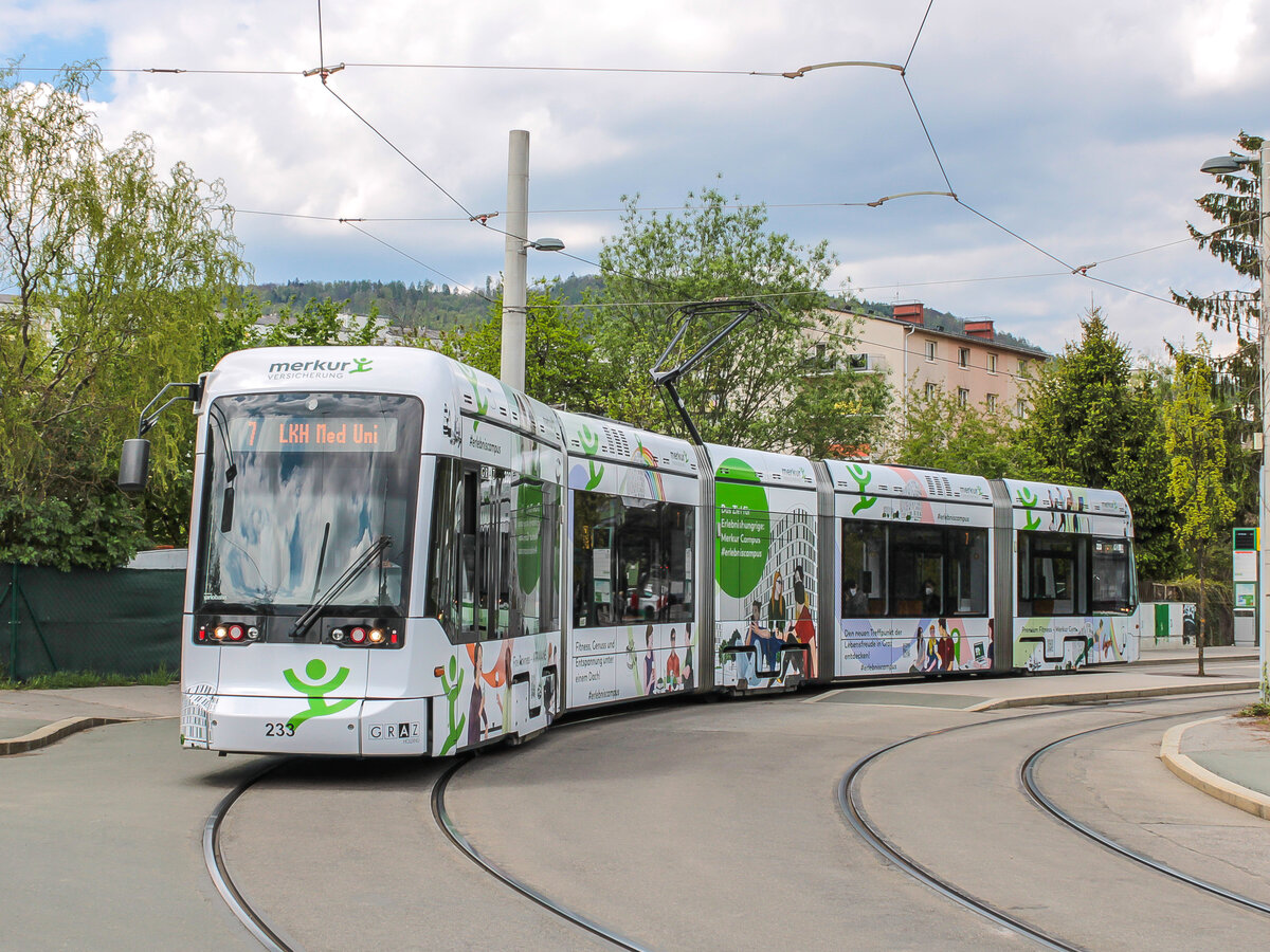 Graz. Variobahn 233 biegt hier am 03.05.2021 als Linie 7 in die Daungasse ein.