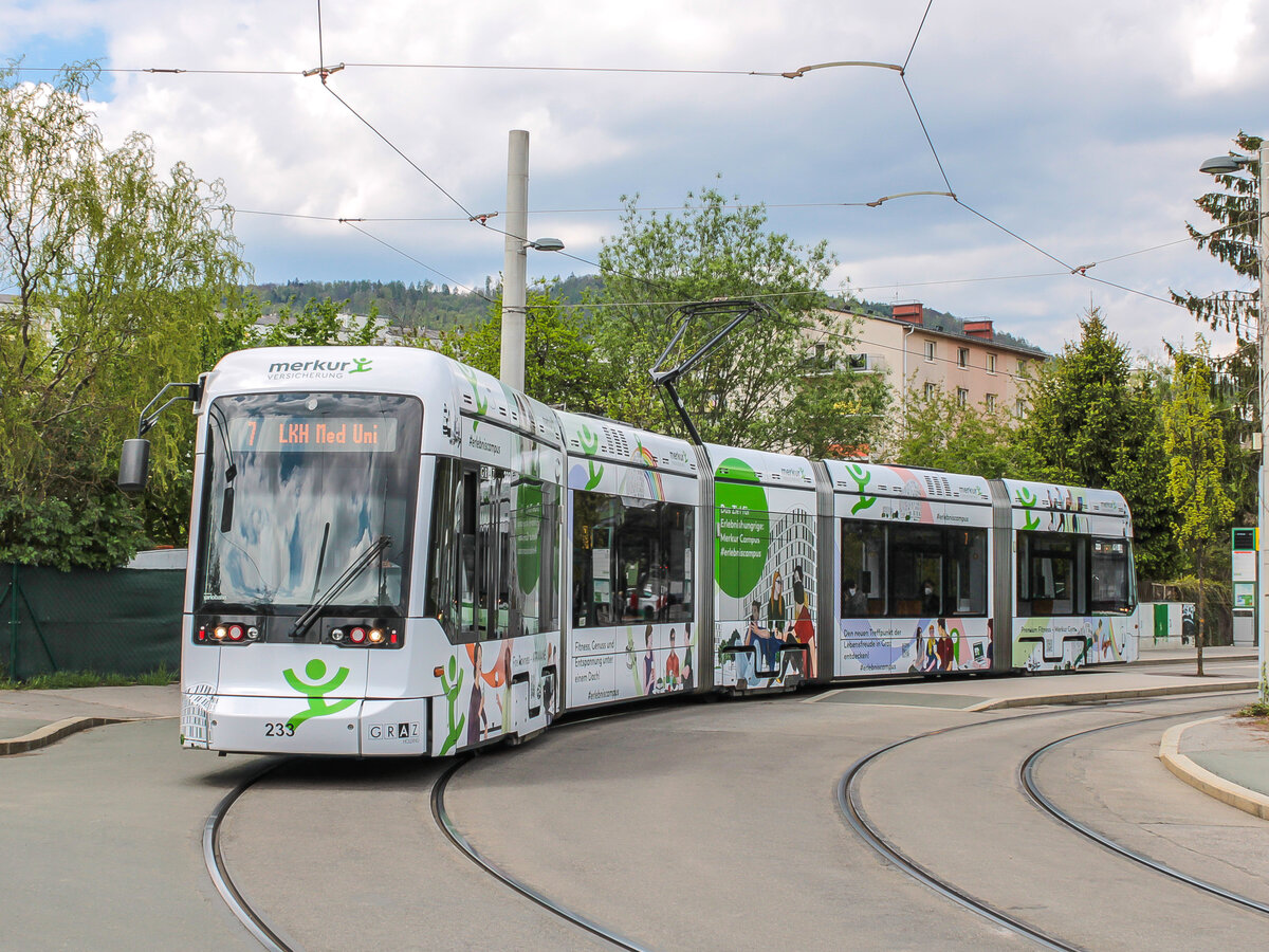 Graz. Variobahn 233 biegt hier am 03.05.2021 als Linie 7 in die Daungasse ein.