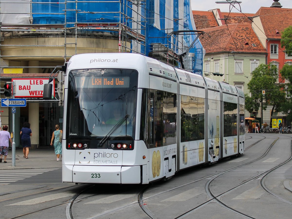Graz. Variobahn 233 der Graz Linien mit neuer Werbung für Philoro Edelmetalle war am 29.08.2020 auf der Linie 7, hier am Jakominiplatz,