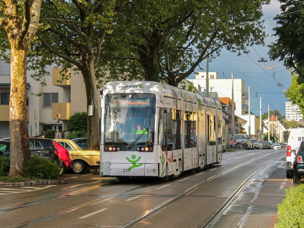 Graz. Variobahn 233 der Graz Linien erreicht hier am 15.05.2021 als Linie 6 die Haltestelle Moserhofgassse.