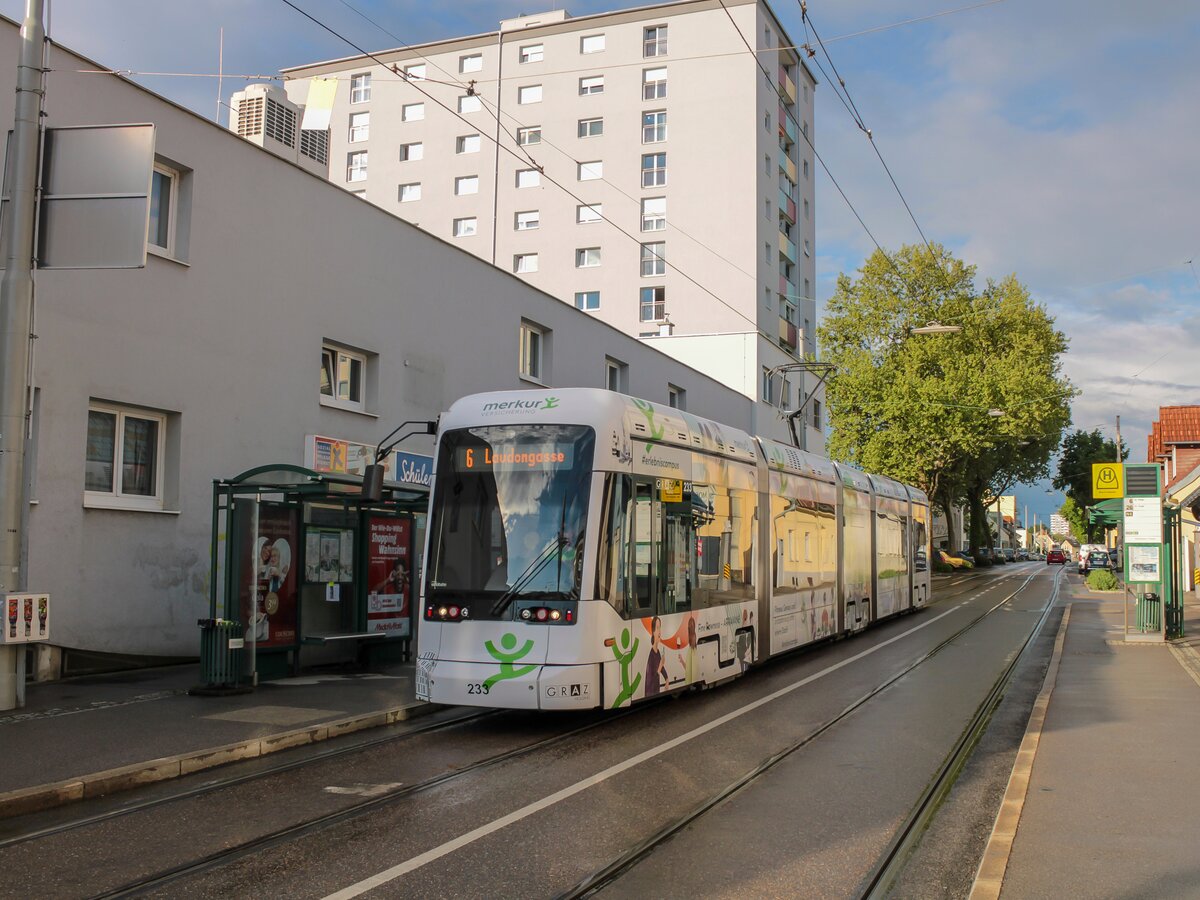 Graz. Variobahn 233 der Graz Linien erreicht hier am 15.05.2021 als Linie 6 die Haltestelle Moserhofgassse.