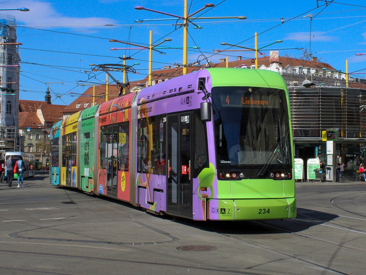 Graz. Variobahn 234 der Graz Linien ist hier am 30.03.2021 am Jakominiplatz als Linie 4 nach Liebenau zu sehen.