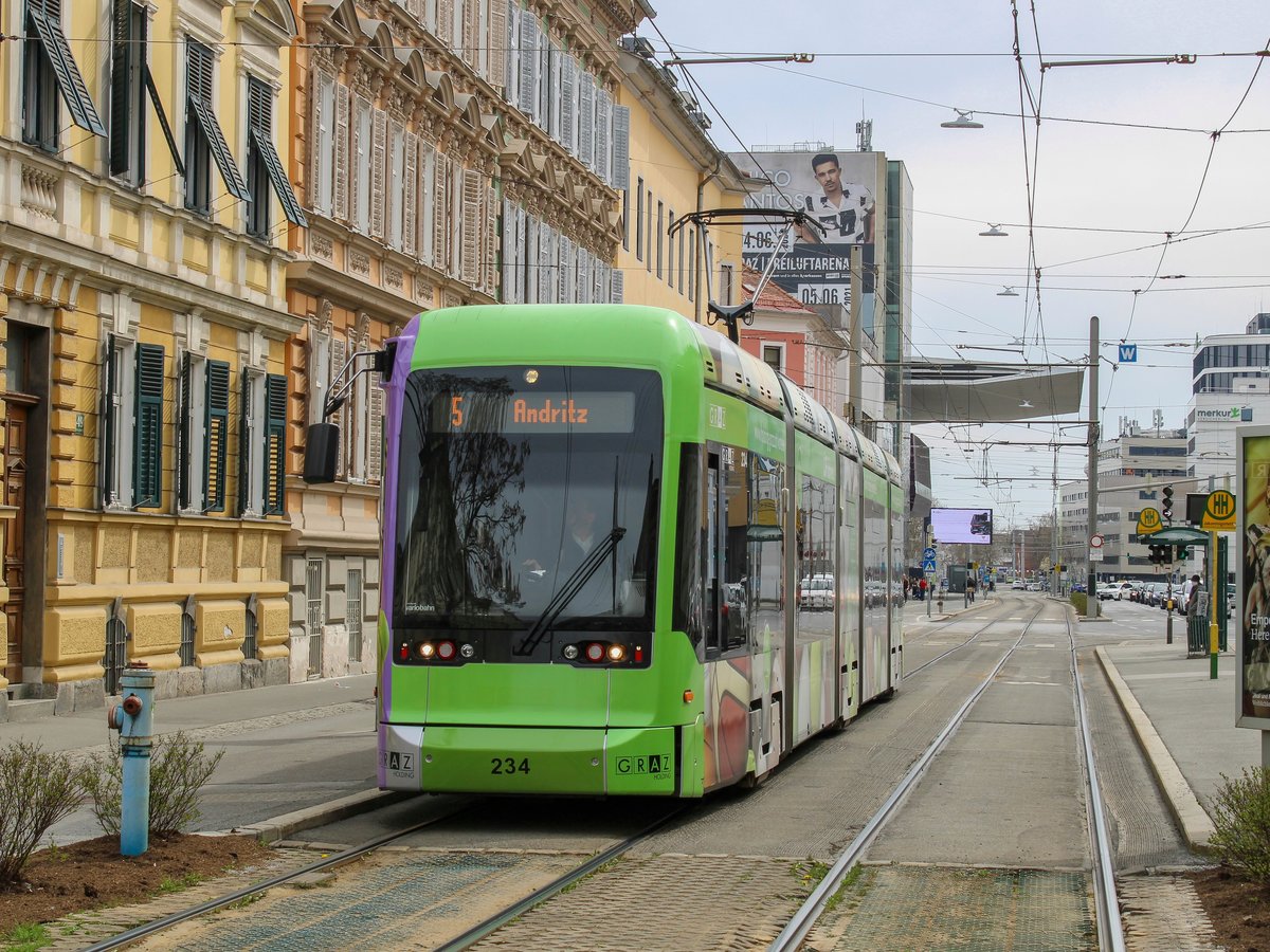 Graz. Variobahn 234 der Graz Linien war am 10.04.2021 auf der Linie 5 unterwegs, hier bei der Haltestelle Jakominigürtel/TIM.