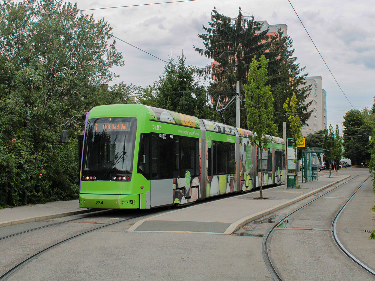 Graz. Variobahn 234 der Graz Linien steht hier am 16.07.2021 als Linie 7 in der Laudongasse.