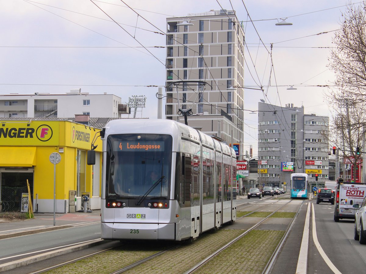 Graz. Variobahn 235 der Graz Linien war am 15.04.2021 auf der Linie 4 unterwegs, hier kurz vor der Jauerburggasse.