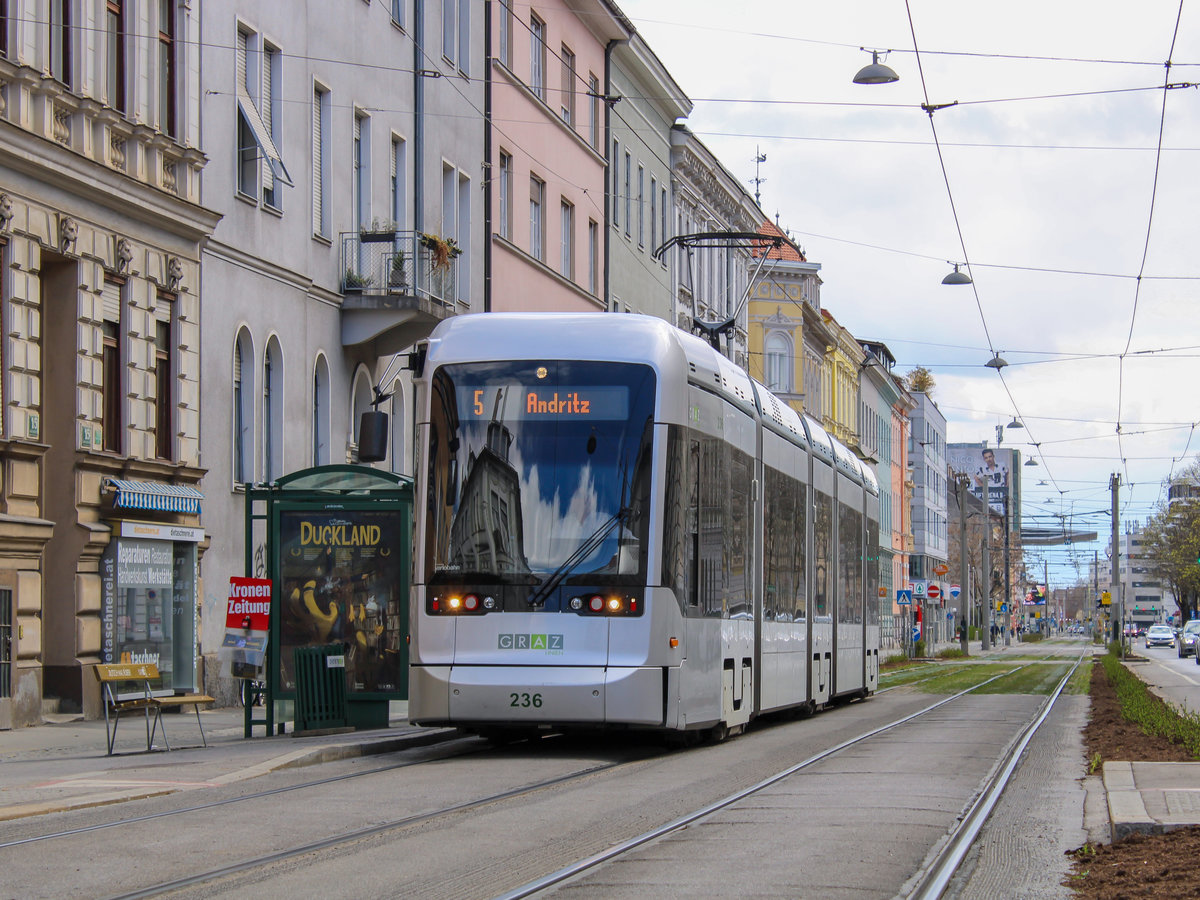 Graz. Variobahn 236 der Graz Linien konnte ich am 04.04.2021 auf der Linie 5 ablichten, hier beim Grazer Finanzamt.
