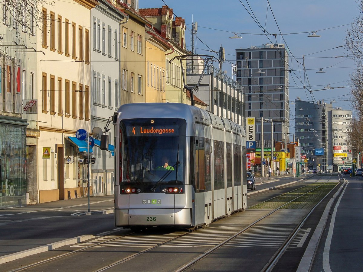 Graz. Variobahn 236 der Graz Linien war am 01.04.2021 auf der Linie 4 unterwegs, die Garnitur konnte ich beim Erreichen der Haltestelle  Ostbahnhof  ablichten.