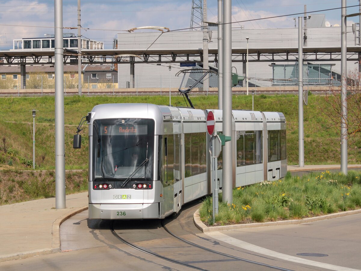 Graz. Variobahn 236 ist hier am 03.05.2021 in der Schleife Puntigam zu sehen.