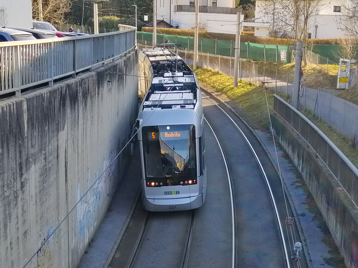 Graz. Variobahn 237 hat hier die ehemalige Mautstation
Andritz passiert und fährt nun unter der Grabenstraße
zur Haltestelle Grazer Straße, wo die Garnitur dann in wenigen
Minuten bei der Endstation Andritz ankommt. 